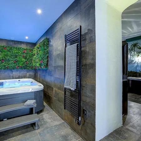 Couette-café Jacuzzi, 3 Min, 4*